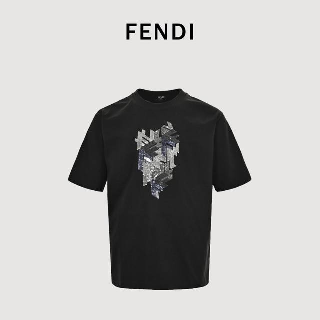 Fendi 芬迪 24Ss 3D亮片珠片撞色绣花短袖T恤 专柜7700原版购入，正面定制有3D效果Fendi Block图案多色微型亮片刺绣。 前幅珠片刺绣工艺