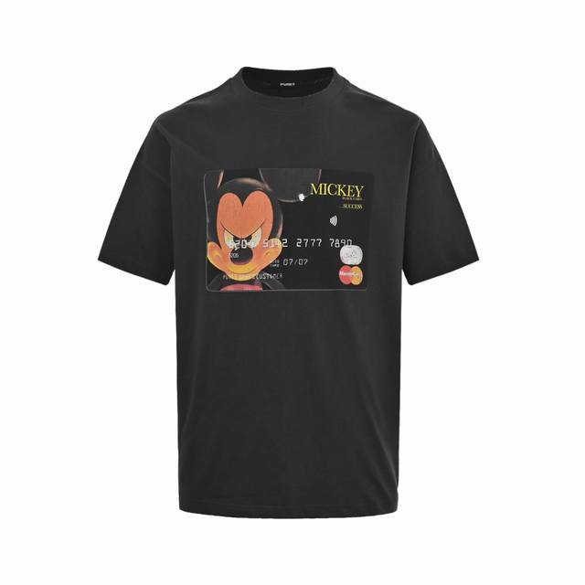 Purey 25Ss 米奇黑卡印花短袖 由一位毕业于伦敦时装学院的男装设计师以及一位资深潮流买手联合创立，凭借独特的设计和高品质的产品，在潮流服装领域逐渐崭露头