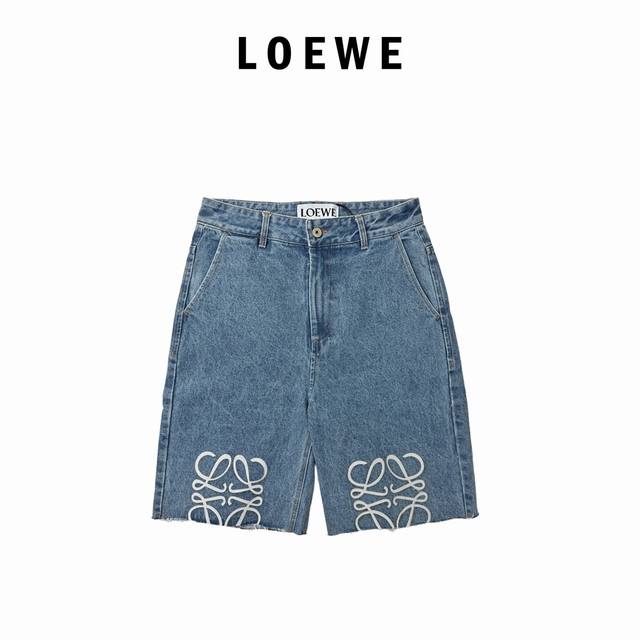Loewe 罗意威 Anagram单宁牛仔短裤 定制蓝绸密棉牛仔布 舒适贴肤 质感十足 以经典之蓝 绘就时光的底色 白色Anagram镂空印记镌刻于膝盖之上。采