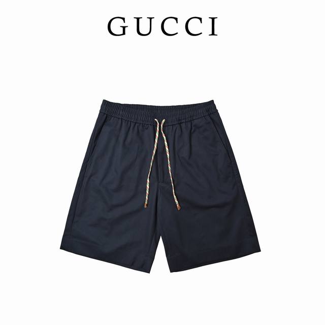 Gucci古驰 彩色抽绳机能风休闲短裤 采用定制360G100%深蓝色纯棉面料，定织定染，颜色100%一致。弹力腰围，彩色皮头Logo抽绳设计，最帅的休闲短裤。