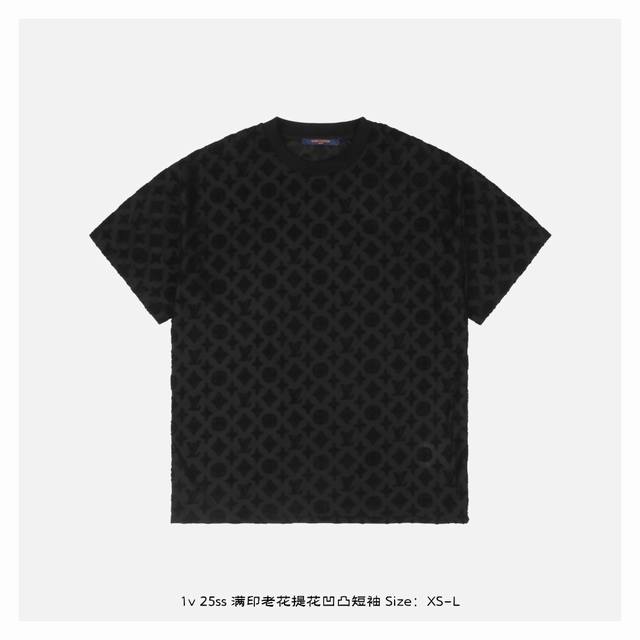 Lv 25Ss 满印老花提花凹凸短袖 定制360G毛巾面料，定制的人造丝，61%粘胶纤维，32%锦纶，7%棉纶，全幅Monogram 图案提花，细节版型做到一致