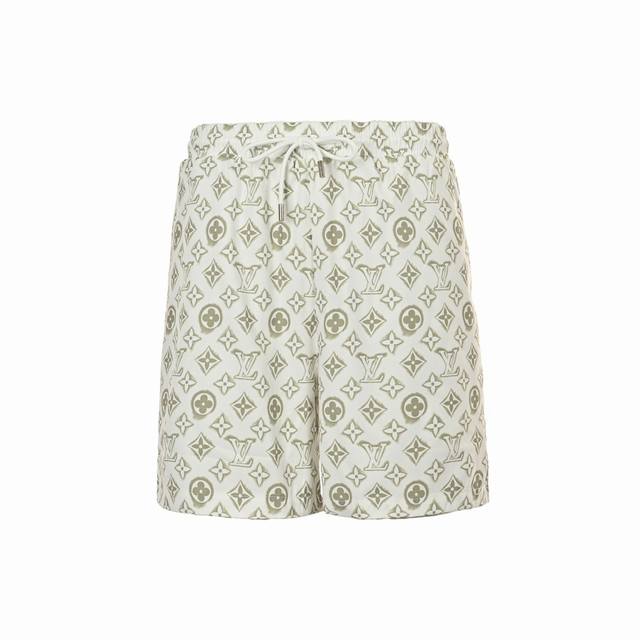 Louis Vuitton 路易威登 24Ss 满印老花做旧短裤 这款短裤采用了时尚的Monogram设计风格，融合了时尚与舒适性的元素，让你在穿着时更加舒适自
