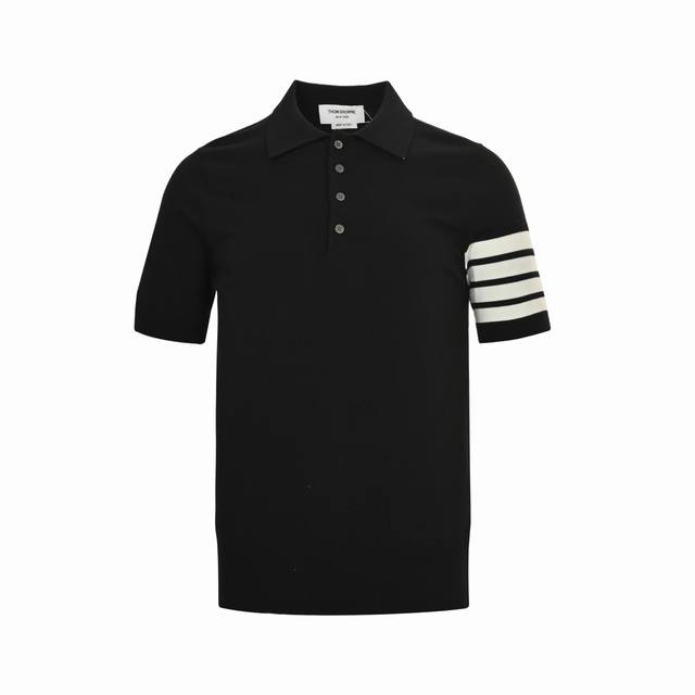 Thom Browne 汤姆布朗 M27四杠条纹冰丝提花针织Polo短袖 精选定织高支羊毛混纺冰丝材质 采用低饱和度灰调色织工艺 透气性提升40% 夏季穿着体感
