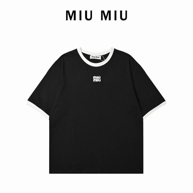 Miumiu 24Ss 刺绣徽标拼色短袖 第一时间原版购入开发，定制24支特纺紧密棉，采用精疏棉高织高密织造而成，其面料手感较为柔软舒适不易变形。本款棉质针织T