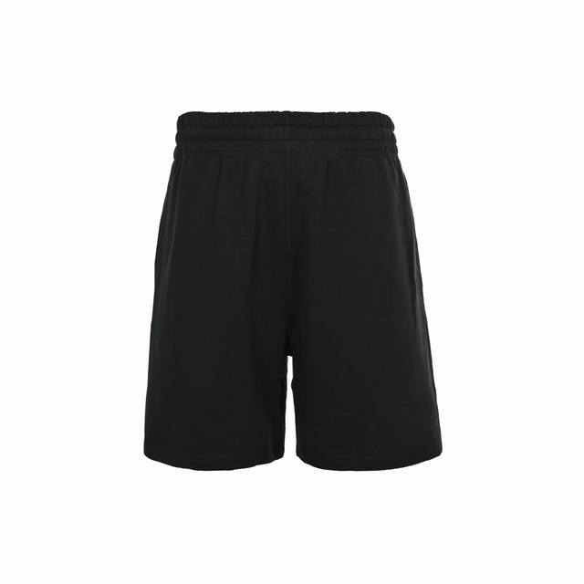 Burberry 巴宝莉25Ss 后袋十字绣战马刺绣短裤 Burberry新款短裤，选用轻盈翻面绒棉质面料打造，呈现休闲版型。饰牌贴花巧妙融合精纺 Burber