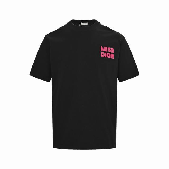 Dior 迪奥 25Ss 牙刷植绒字母短袖 26支双纱精梳棉面料，洗后280克，胸口Miss系列牙刷绣字母标识，醒目玫瑰色，简约而不简单，诠释品牌经典。 颜色：