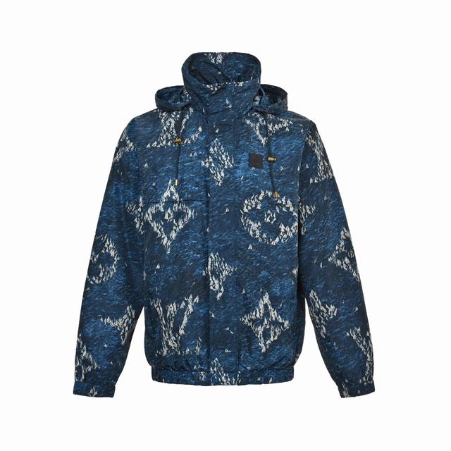 Louis Vuitton 路易威登 蓝印染印花连帽夹克外套 正品25300购入，采用高密度棉质府绸，内里采用锦缎府里布，布匹直喷，定位裁床，定制章仔、链条、吊