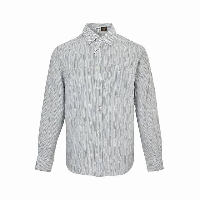 Loewe 罗意威 25Ss 条纹波浪纹理衬衫 选用三重黄金比例棉质混纺面料，棉纤维具有天然亲肤、柔软、吸水性强等特点。其结构特性保留了面料的透气性，减少闷热感