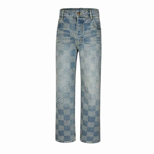 Louis Vuitton路易威登24Ss 棋盘格牛仔长裤 原1 00购入，菲董联名第二季系列。面料采用定织粗斜纹布丹宁牛仔布，定染对色靛蓝效果做3D方格提花工