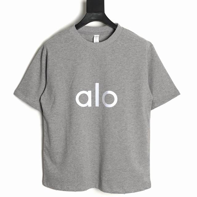 Alo 25Ss 前后反光字母短袖T恤 面料采用定制240G 26支特滑双股精棉平纹高密无尘全棉布料。前幅高密度加厚，走线平整，代工品质，全套定制辅料。 尺码：