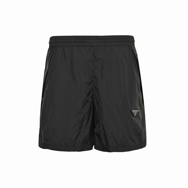 Prada 普拉达 25Ss 经典三角标尼龙短裤 采用科技尼龙防水面料 薄如蝉翼 质感莎爽 金属三角品牌Logo铭牌 休闲舒适 高品质 推荐入手 Size:S-