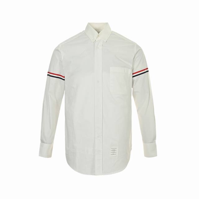 Thom Browne 汤姆布朗 经典双袖织带长袖衬衫 衣身为定制16S双纱牛津纺，纽扣采用珍贵的贝壳扣，成衣水洗微做皱处理，经典三色织带加宽，做工难度在于织带