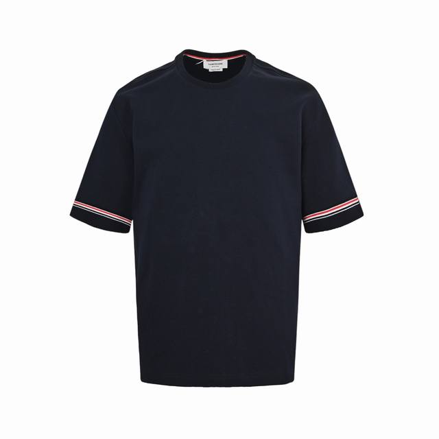 Thom Browne 汤姆布朗 25Ss 袖口三色条纹织带短袖 原版定制面料，克重和原版一致，超重工的针织工艺使面料表面呈现出细腻的肌理感，手感柔和厚实，有一