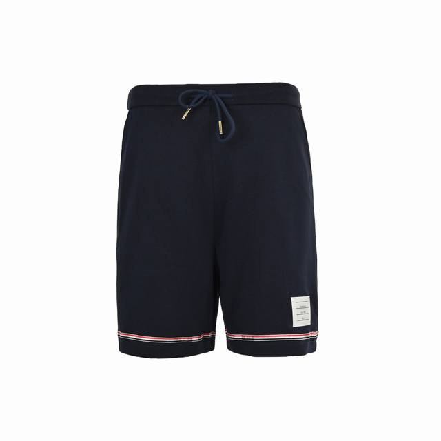 Thom Browne 汤姆布朗 25Ss 三色织带短裤 定织定染成衣面料打造而成，采用罗纹圆机十字罗纹织法，32支3股纱并入针孔，超重工的紧密针织工艺，使面料