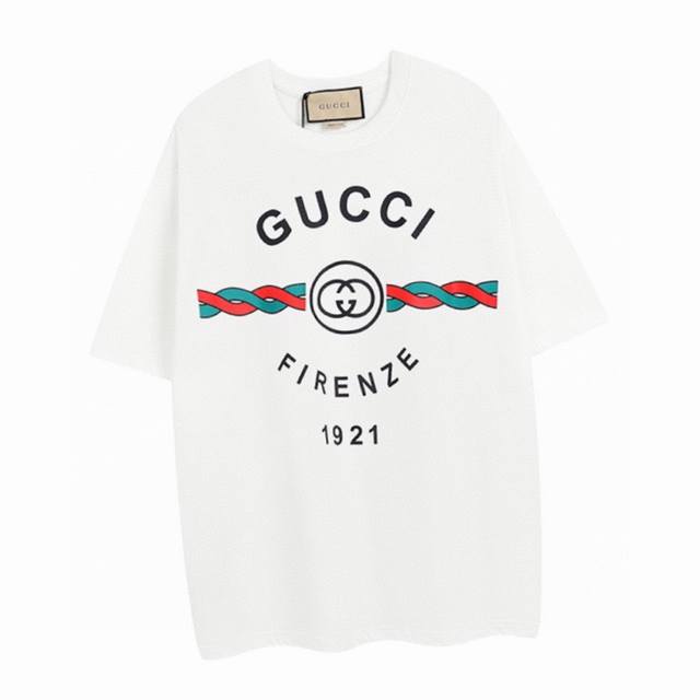 古驰 Gucci 夏季新品 经典麻花字母印花圆领短袖T恤，采用定制260G 32S双纱长绒棉 肤感舒适 质感十足，立体感十足， 细节处理完美，男女同款。 Col