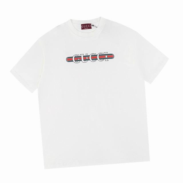 古驰 Gucci 夏季新品 织带字母印花圆领短袖T恤 进口百分百纯棉面料，穿着舒适透气 胸前印花清晰细腻，档次高很有质感，简单大方得体 上身休闲随性，帅气有型，