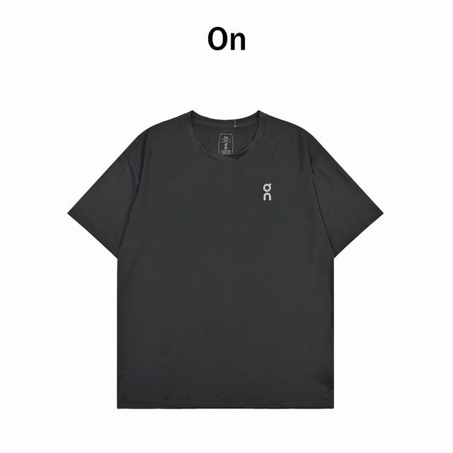 昂跑速干短袖On热门畅销款 Club-T，将成为你衣橱内屡穿不腻的长青单品。2025春夏最新款，设计灵感源于大学运动员的经典着装，并加以醒目现代图案点缀让你即便