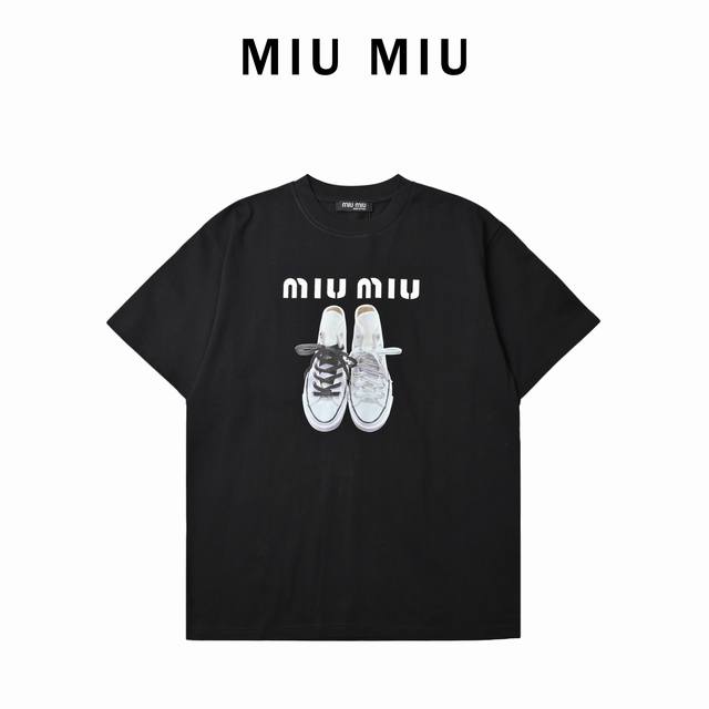 Miumiu 帆布鞋印花短袖T恤 纯色T恤简约大气，上面印着的小白鞋图案俏皮又吸睛，搭配字母标识，时尚感拉满。 宽松版型谁穿都好看，无论是日常出街还是通勤，随便