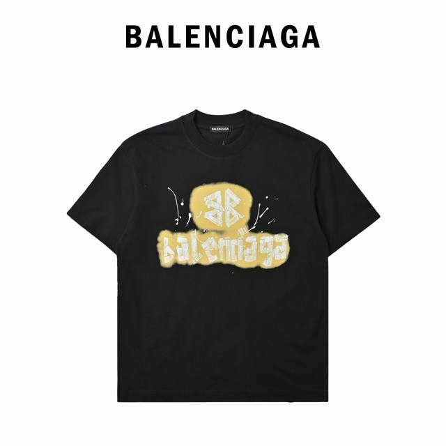 Balenciaga 巴黎世家 黄色字母彩印短袖T恤 黑色款酷帅，白色款清爽，鲜明的色彩碰撞设计，街头感拉满。标志性的图案，随便搭配牛仔裤或者运动裤，出街就是焦