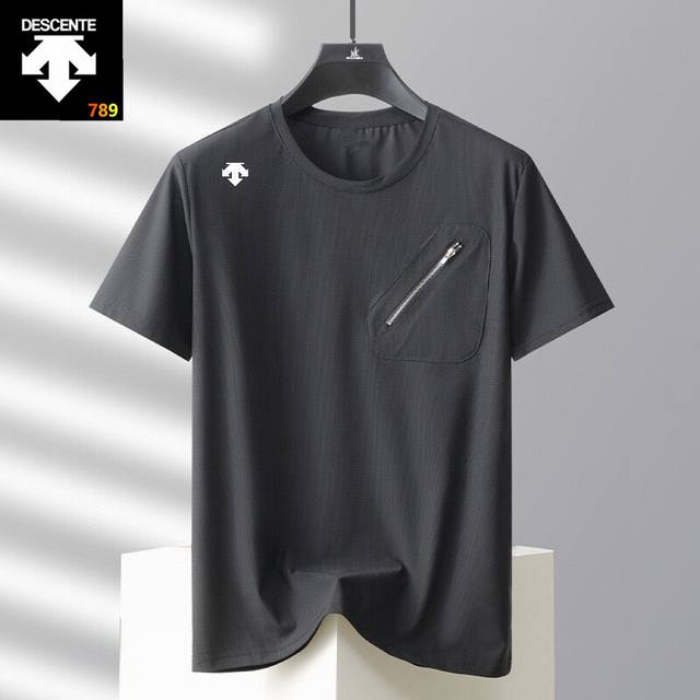 官网爆款 Descente-迪桑特冰丝短袖T恤透气速干短袖 冰丝速干面料，弹力超大，宽松版型，特别舒适，运动吸湿排汗，强化韧性，使得织物能够稳定的拉伸与复原，持