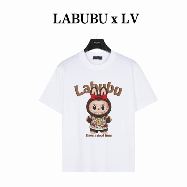 Labubu&Lv联名 Zimomo 款号:Lb07 白色 240克重磅小落肩100%棉T恤。Os版型，宽松有型好搭配。采用精梳紧密赛络工艺，面料更耐磨。袖口以