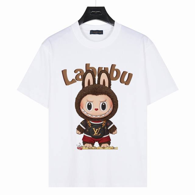Labubu&Lv联名 Zimomo 款号:Lb14 白色 240克重磅小落肩100%棉T恤。Os版型，宽松有型好搭配。采用精梳紧密赛络工艺，面料更耐磨。袖口以