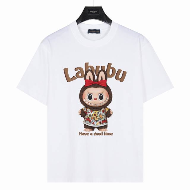 Labubu&Lv联名 Zimomo 款号:Lb07 白色 240克重磅小落肩100%棉T恤。Os版型，宽松有型好搭配。采用精梳紧密赛络工艺，面料更耐磨。袖口以