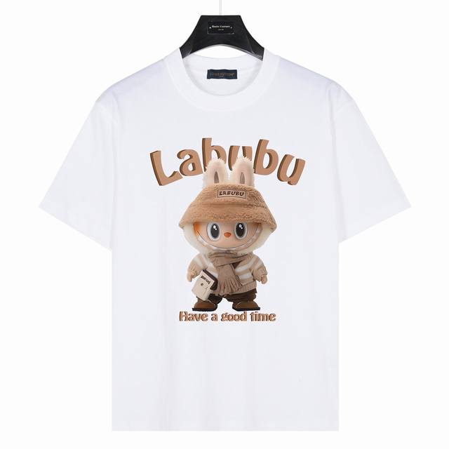 Labubu&Lv联名 Zimomo渔夫帽造型 款号:Lb06 白色 240克重磅小落肩100%棉T恤。Os版型，宽松有型好搭配。采用精梳紧密赛络工艺，面料更耐