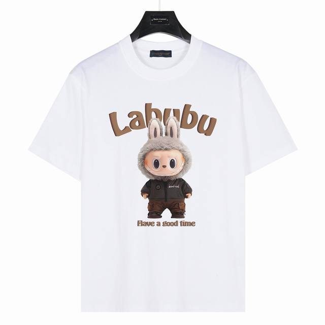 Labubu&Lv联名 Zimomo 工装造型 款号:Lb05 白色 240克重磅小落肩100%棉T恤。Os版型，宽松有型好搭配。采用精梳紧密赛络工艺，面料更耐