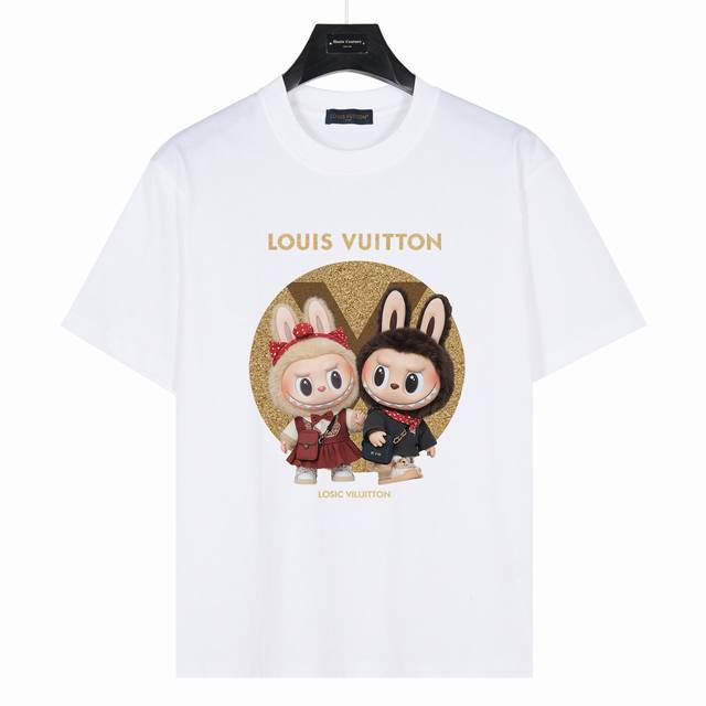 Labubu&Lv联名 Zimomo 情侣款 款号:Lb04 白色 240克重磅小落肩100%棉T恤。Os版型，宽松有型好搭配。采用精梳紧密赛络工艺，面料更耐磨