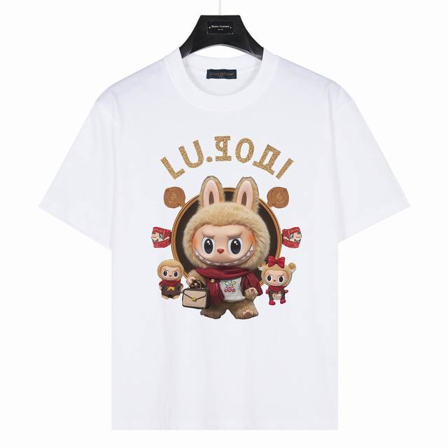 Labubu&Lv联名 时尚的Zimomo Lv字母 款号:Lb03 白色 240克重磅小落肩100%棉T恤。Os版型，宽松有型好搭配。采用精梳紧密赛络工艺，面