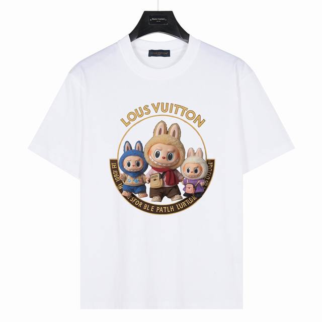 Labubu&Lv联名 Zimomo 3种风格印花 款号:Lb02 白色 240克重磅小落肩100%棉T恤。Os版型，宽松有型好搭配。采用精梳紧密赛络工艺，面料