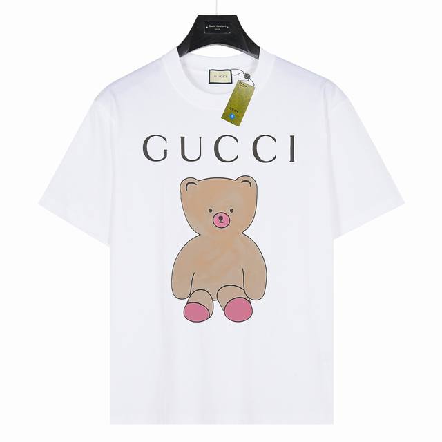 Gucci 粉色小猪 款号:Gg05 白色 240克重磅小落肩100%棉T恤。Os版型，宽松有型好搭配。采用精梳紧密赛络工艺，面料更耐磨。袖口以及下摆三排紧密车