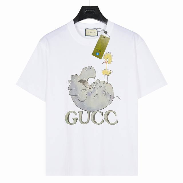 Gucci新品 趣味河马字母 款号:Gg01 白色 240克重磅小落肩100%棉T恤。Os版型，宽松有型好搭配。采用精梳紧密赛络工艺，面料更耐磨。袖口以及下摆三