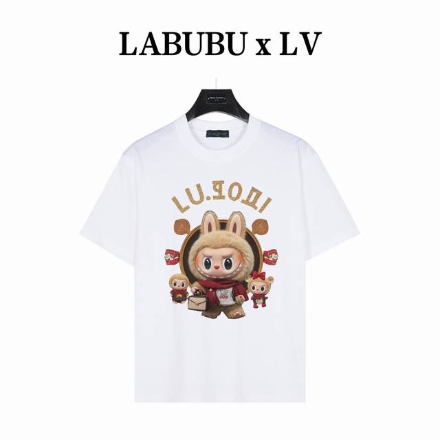 Labubu&Lv联名 时尚的Zimomo Lv字母 款号:Lb03 白色 240克重磅小落肩100%棉T恤。Os版型，宽松有型好搭配。采用精梳紧密赛络工艺，面