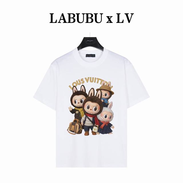 Labubu&Lv联名 Zimomo 4种造型 款号:Lb01 白色 240克重磅小落肩100%棉T恤。Os版型，宽松有型好搭配。采用精梳紧密赛络工艺，面料更耐