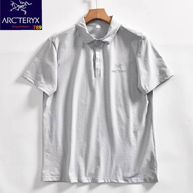 始祖鸟 五色Polo 夏款上新！面料亲肤柔 微微拉绒磨毛 手感软绵 ，吸湿排汗透气性也很好，不易气球 加固色 不褪色 ，也不易变形 夏天比较耐穿耐洗 款式是一个