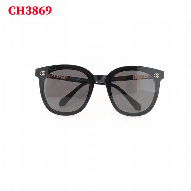 Chanel 香奈儿镜腿镂空字母太阳眼镜 黑色 Ch3869 Chanel新款墨镜，镜腿是Chanel的Logo不突兀很好看，镜框巨显脸小～可以遮住高颧骨和太阳