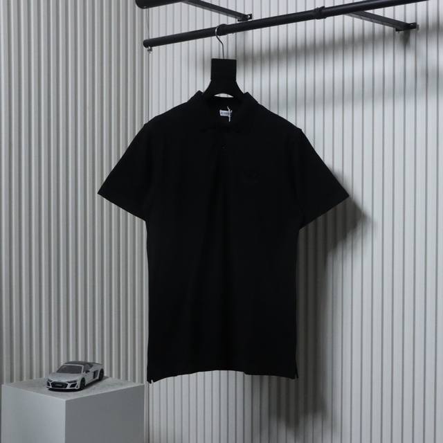 Burberry 巴宝莉 25Ss 麦穗战马刺绣Polo短袖选用珠地网眼布棉质面料打造，运用双罗纹针织工艺形成凹凸交替的蜂巢状立体纹理，表面分布细密的网眼结构，