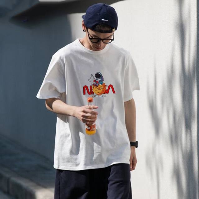 上新！元素碰撞，超级吸睛！Nasa宇航员太空人情侣款圆领短袖T恤，全部采用上等原料，质感好颜色鲜明！ 这种款式上身回头率超高！基础款的圆领Tee,男女均可驾驭！