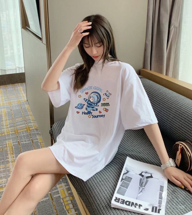 上新！夏季新款宇航员元素碰撞，别致心情！ 高密针织圆领设计，平整简约！亲肤透爽！面料的柔软性舒适性无可挑剔！男女均可驾驭，打破性别局限性。 尺码：S-3Xl 颜