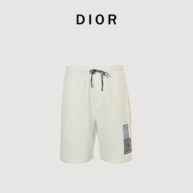Dior 迪奥 25Ss 方框字母印花短裤 Dior短裤新款，极简廓形，高腰剪裁搭配利落裤线，既修饰腿型又自带松弛感。内置松紧腰头，面料选用80%棉+20% 莱