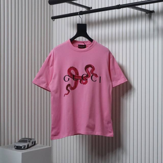 Gucci 古驰 25Ss 蛇年限定短袖T恤 面料采用定制240G 26支特滑双股精棉平纹高密无尘全棉布料。前幅高密度加厚，走线平整，代工品质，全套定制辅料。