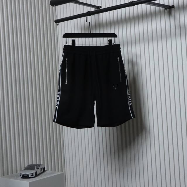 Prada 普拉达 25Ss Logo织带拼接金属三角标短裤 裤边提花织带拼接！上身效果丝滑柔软，亲肤吸汗！精致清晰 高端大气！内里包边包条，内里腰间全部封边设