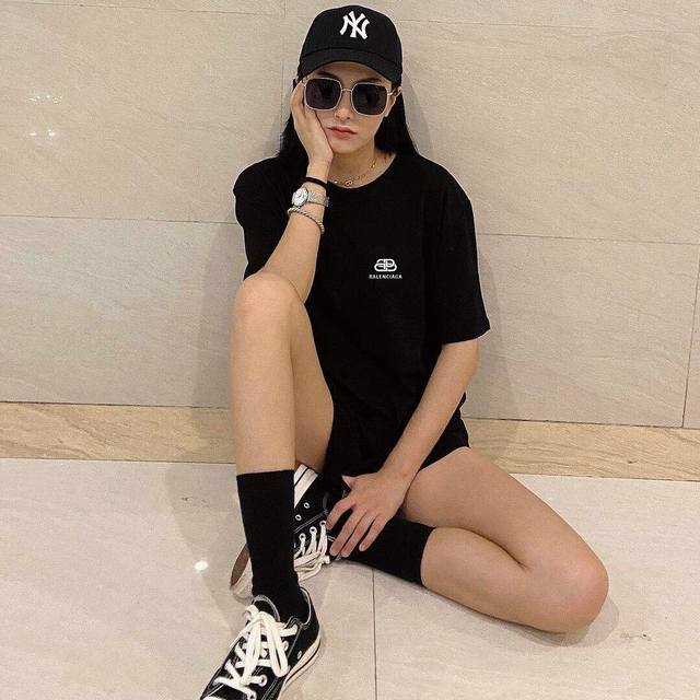 上新！Balenciaga巴黎世家夏季锁扣短袖T恤，把经典玩出不同，打破单一设计再创造，增多点趣味性！男女同款入，厚实有质感，透气且吸汗，喜欢就盘她！ 尺码：S