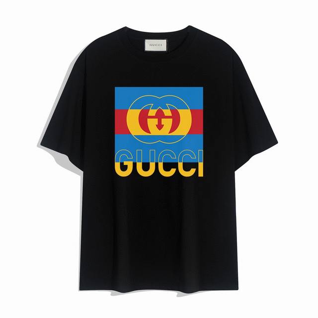 Gucci方块字母短袖T恤,简单的设计看起来特别大方！版型剪裁特别有讲究！上身很洋气显瘦内搭外穿都看高密针织圆领设计，平整简约！亲肤透爽！T恤面料的柔软性舒适性