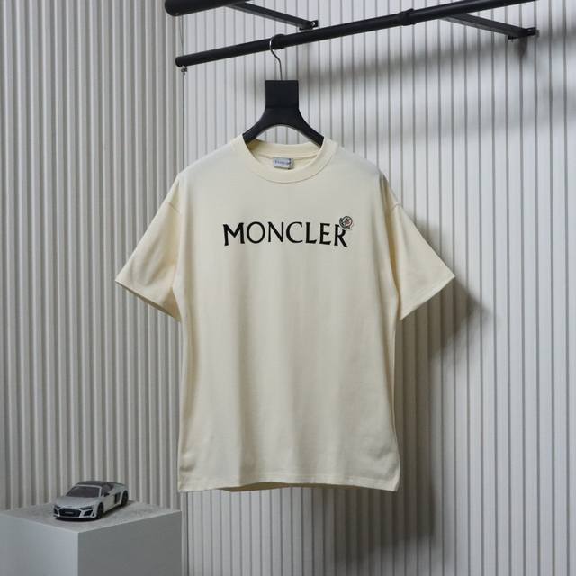 Moncler 蒙口 经典植绒字母Logo印花短袖采用32S双纱平纹 配32S双纱1×1螺纹 260克重 螺纹同染无色差 采用进口丝光线定染刺绣纱线 印花设计比