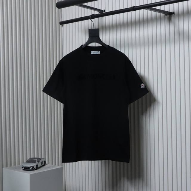 Moncler 蒙口 植绒字母印花短袖采用32S双纱平纹 配32S双纱1×1螺纹 260克重 螺纹同染无色差 采用进口丝光线定染刺绣纱线 印花设计比较精细 通过
