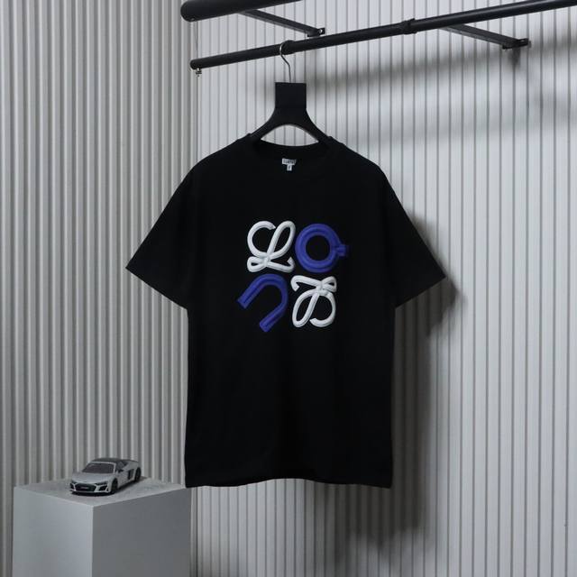 Loewe 罗意威 25Ss 绒面发泡印花Logo短袖超级重工绒面发泡工艺 非普通印花 高级感满满 采用280G纯棉双纱紧密面料 贯穿前后幅的横条设计使得上身效