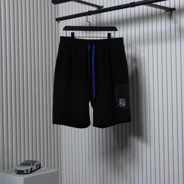 Loewe 罗意威 25Ss 昂跑联名口袋印花短裤昂跑罗意威联名款短裤新款，极简廓形，高腰剪裁搭配利落裤线，既修饰腿型又自带松弛感。内置松紧腰头，面料选用80%